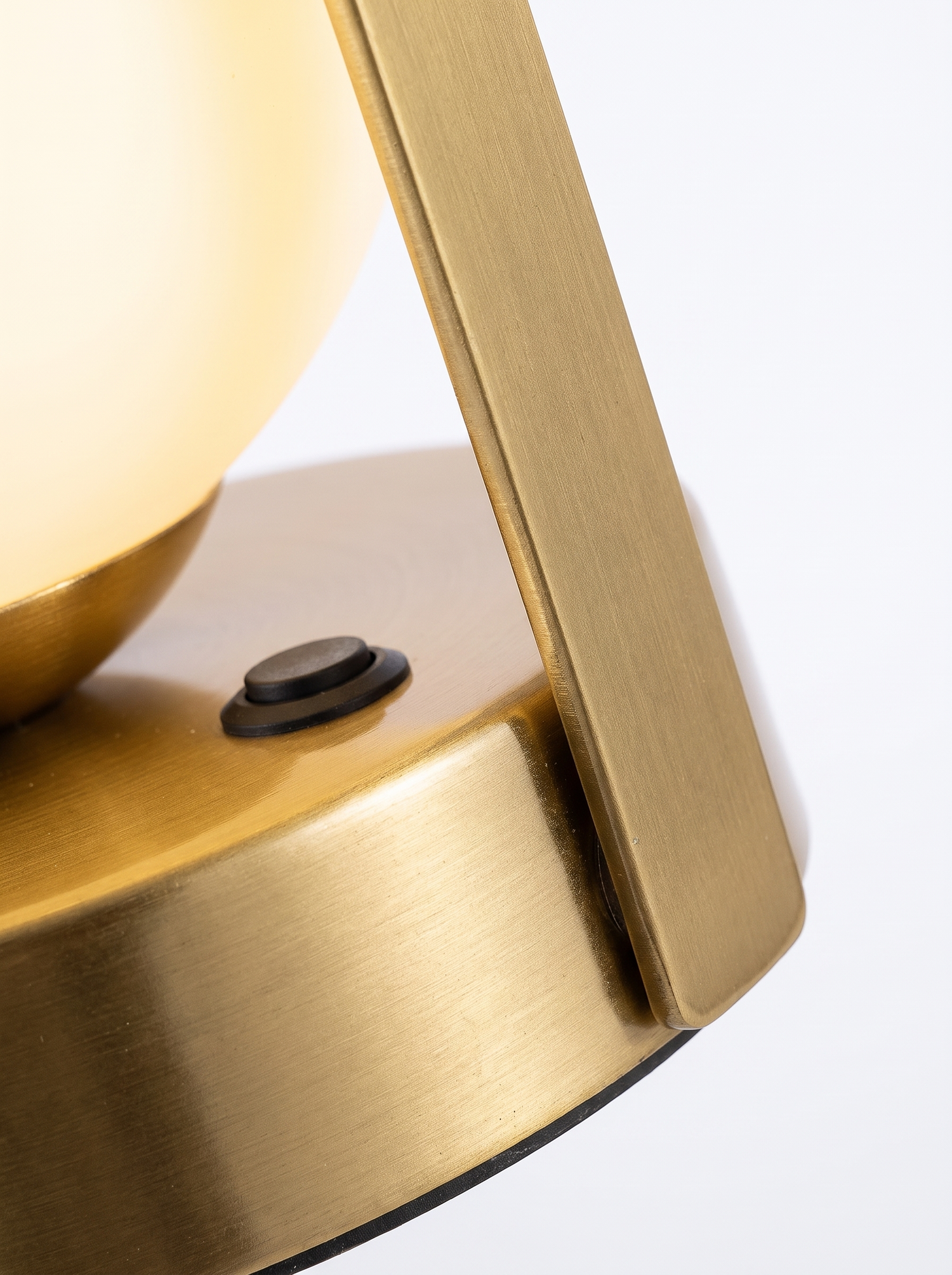 Cindor lamp material detail on white