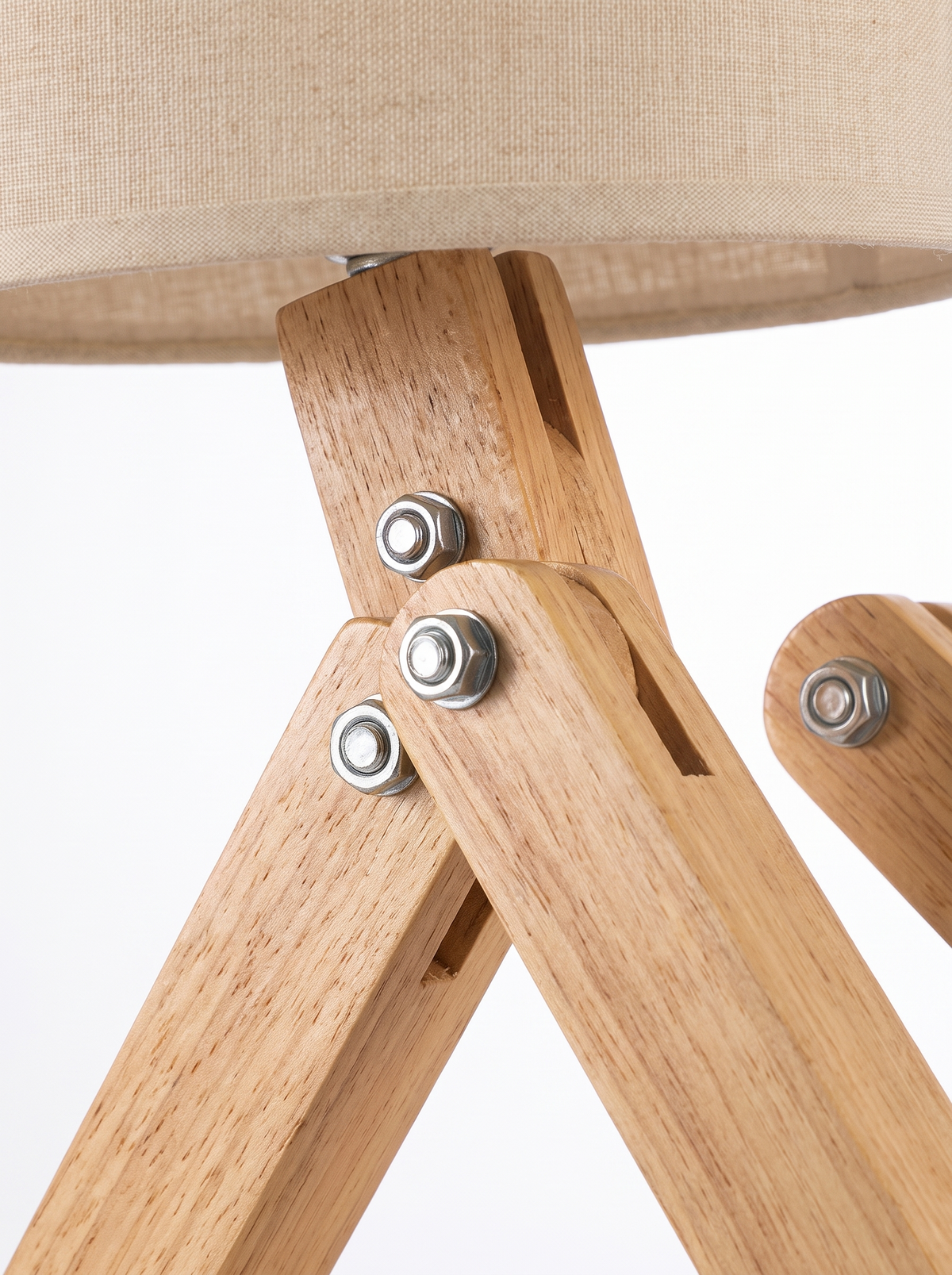 Rilna lamp wood grain detail on white
